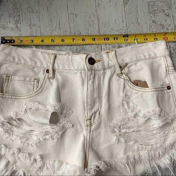 Bullhead Heavily Distressed Cream Cutoffs Denim Jean Shorts - Picture 8 of 10